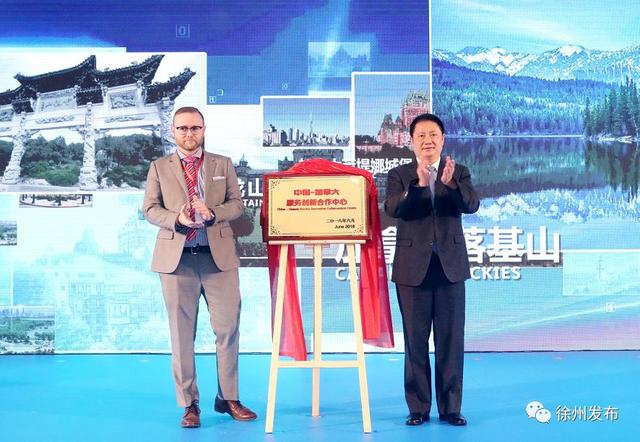 壮观！长条桌一字摆开，34个项目集中签约！