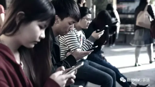 全世界为“低头族”操碎了心，马路上特设“专用通道”