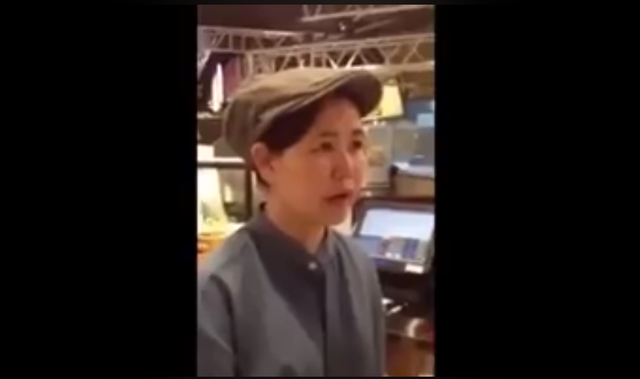 女服务生不会说英文 新加坡男侮辱：滚回你国家