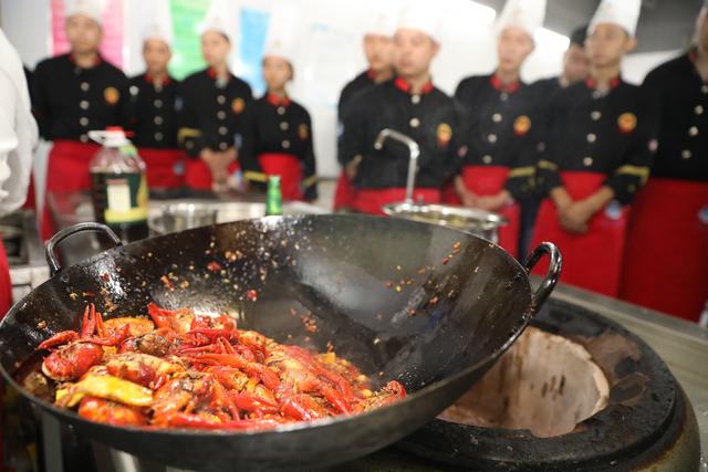 湖北潜江小龙虾网销9亿元，当地专设龙虾学校，美国人跑来拜师