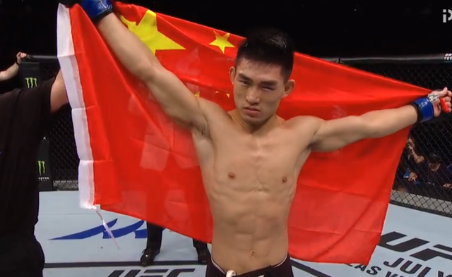 刚刚！UFC新加坡站，“功夫猴子”宋亚东惊天肘击献KO