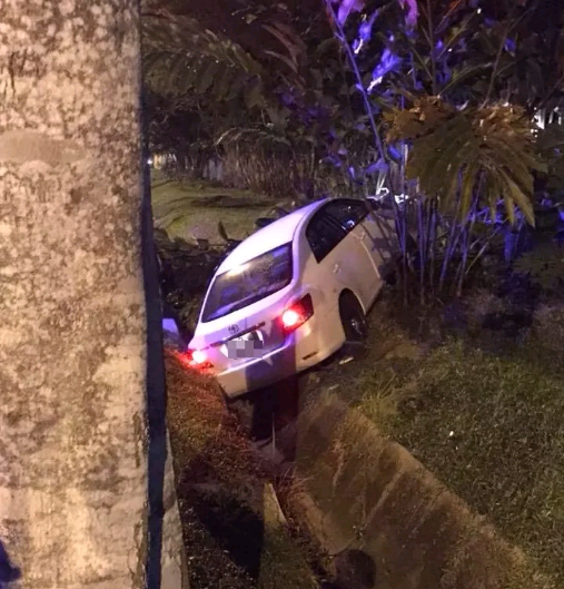 新加坡男子开车入沟，这车技没啥说的！