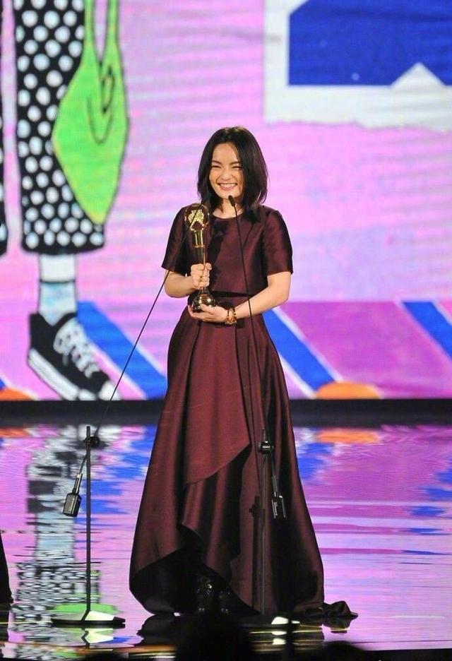 徐佳莹金曲奖封后秒变表情包，她的这个举动暴露了感情状况