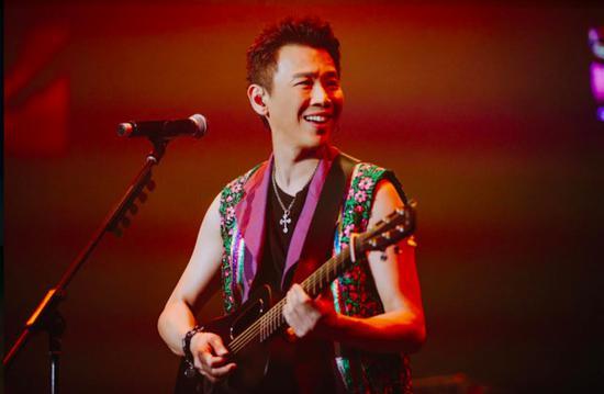 陶喆新加坡开唱麦克风消音 逗得全场观众大笑
