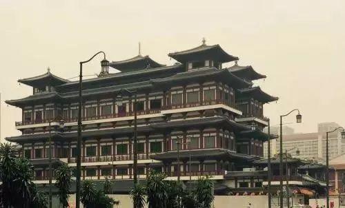 印度总理拜访佛牙寺，保镖西装革履赤脚？