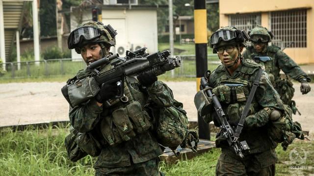 新加坡堪称小国精兵典范，军人戴着眼镜也让对手不敢冲动