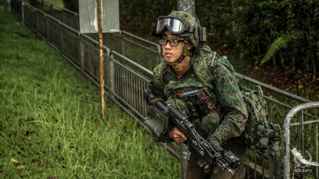 新加坡堪称小国精兵典范，军人戴着眼镜也让对手不敢冲动