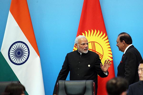 上合青岛峰会｜莫迪访华26小时：7场会谈，与巴方微笑寒暄