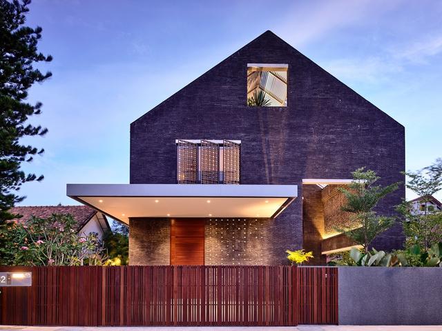 新加坡砖结构的典型坡屋顶别墅