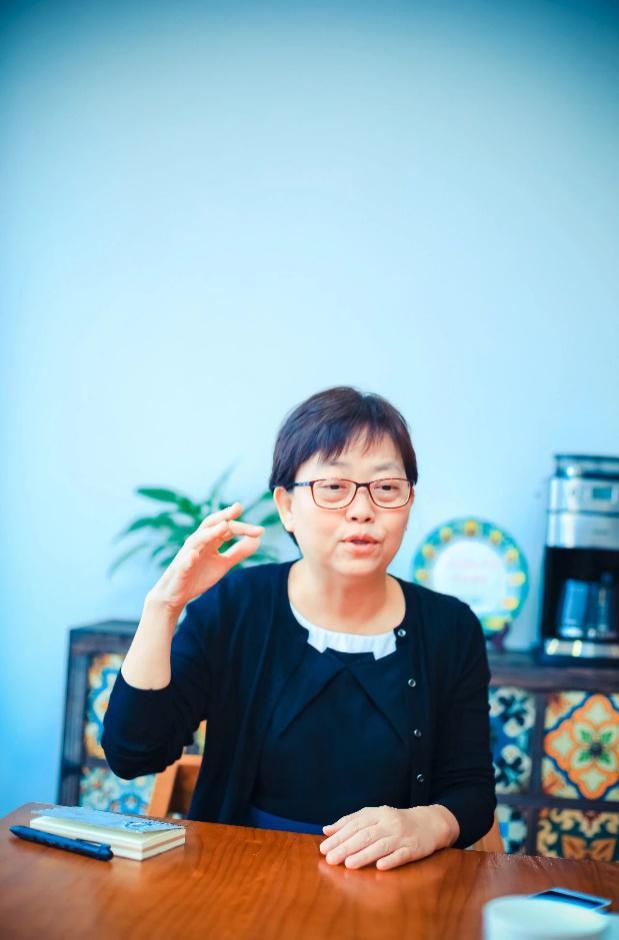 这位新加坡来的校长不一样：不带作业回家、不建家长群、不收手机