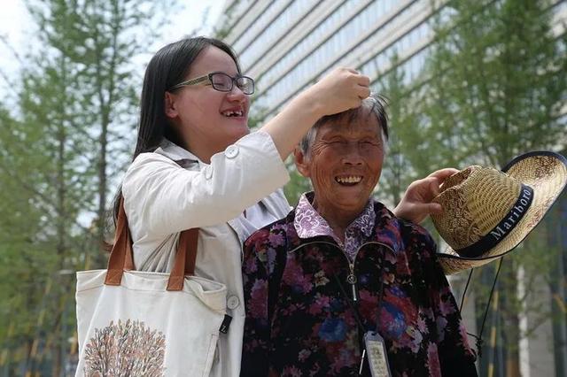 西工大女生带76岁痴呆症养母读研，她说：“百善孝为先”