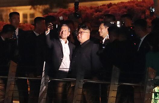 金正恩夜游新加坡遭遇民众热情追捧 人气堪比国际巨星 快看