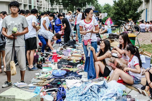 毕业季 校园里的跳蚤市场 给钱就卖 大爷大妈笑弯了腰来“捡漏”