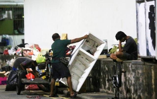 我说出来你可能不信！新加坡夫妇露宿街头2年