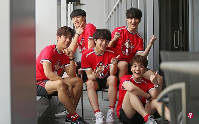 泰国偶像男团自黑：形容自己是一碗冬阴功汤，猜猜都是哪一种味？