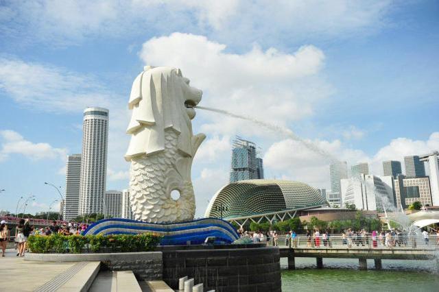 狮城新加坡：一个会喷水的鱼尾狮，年吸引百万人来此合影拍照！