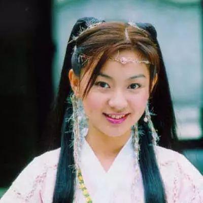 她是新加坡五美之一，今生活幸福美满
