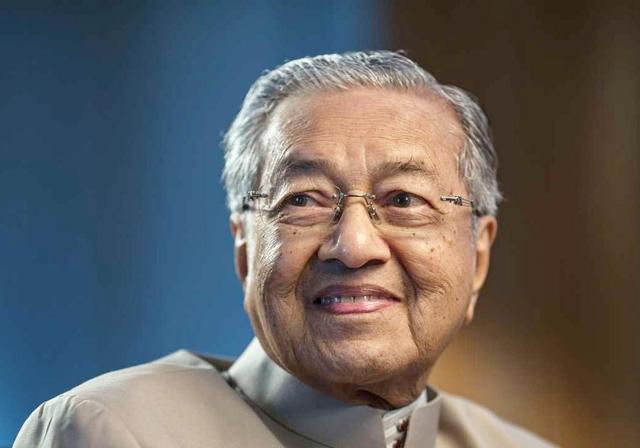 九旬总理马哈蒂尔卖面包破产，穷到只穿19元凉鞋？