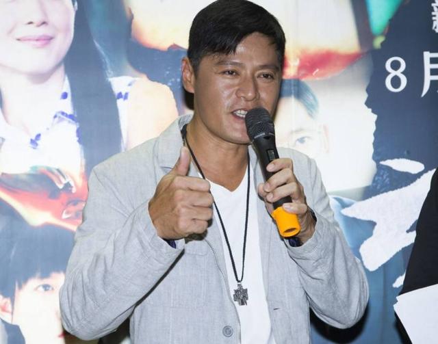 他在新加坡红了22年，当红时与周润发相媲美，膝下无子以离婚收场