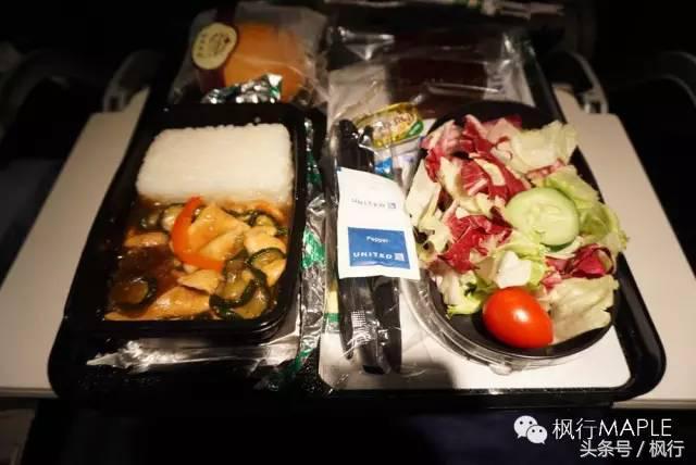 有人在飞机上啃鸭脖？而你在飞机上享用下午茶！