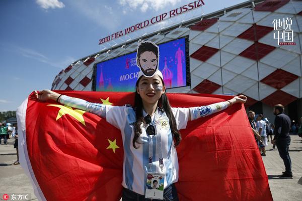 支持世界杯劲旅 中国球迷抢购正品球衣