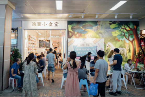 风靡网络的泡面小食堂落户大郑州