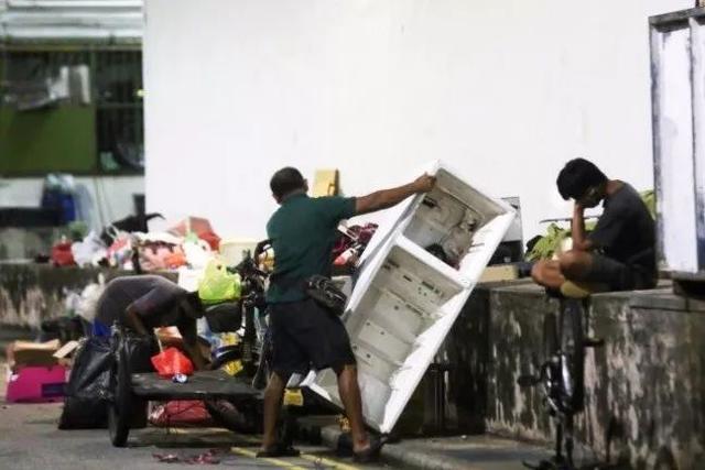 新加坡夫妇常年露宿街头，竟还能月赚五千多人民币？