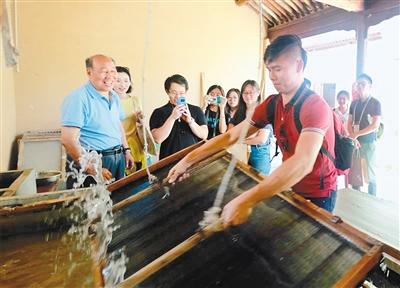 新加坡青年感受中国古法造纸魅力