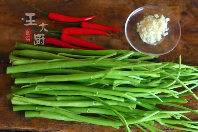炒空心菜杆，这个是关键，香味独特，美味又下饭，上桌就抢光