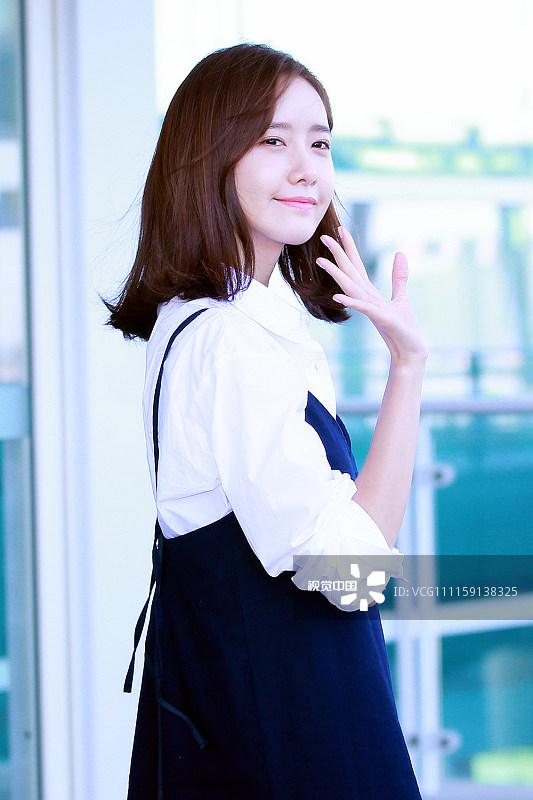 仙女出现！允儿赴新加坡清纯亮相机场 衬衫搭吊带裙回归初恋味道