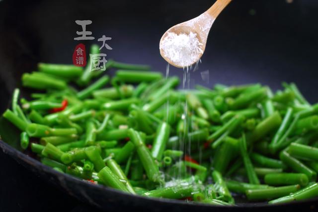 炒空心菜杆，这个是关键，香味独特，美味又下饭，上桌就抢光