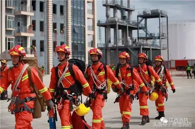 马来西亚消防与江西消防同台表演“空中飞人”