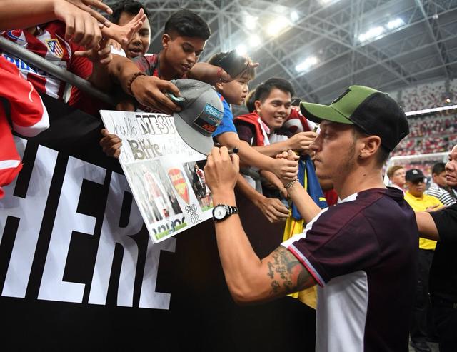 在替补席上却受全场欢呼，厄齐尔：感谢新加坡枪迷的爱！