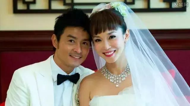 新加坡影后范文芳一家回中国认祖归宗，网友大赞：不忘本的好典范