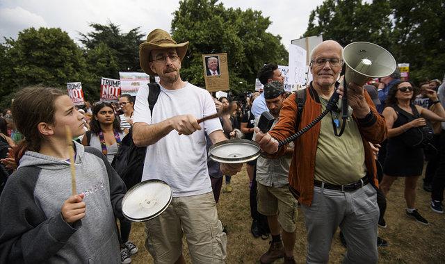 全球头条速递｜特朗普抵达英国批评软脱欧，《时代》回溯母乳喂养之争