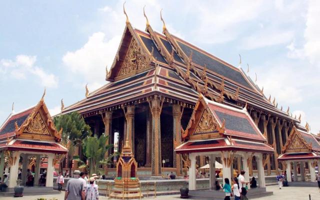 在清真寺前拍热舞被遣返？东南亚旅游tips马住了！