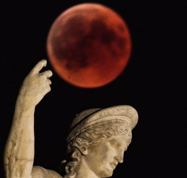世纪月全食遇上火星冲：世人抬头看“红月亮”奇景