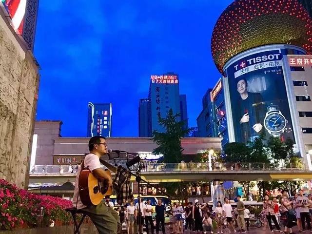 开着房车全国唱游来成都，这个男子是最赚钱的街头艺人