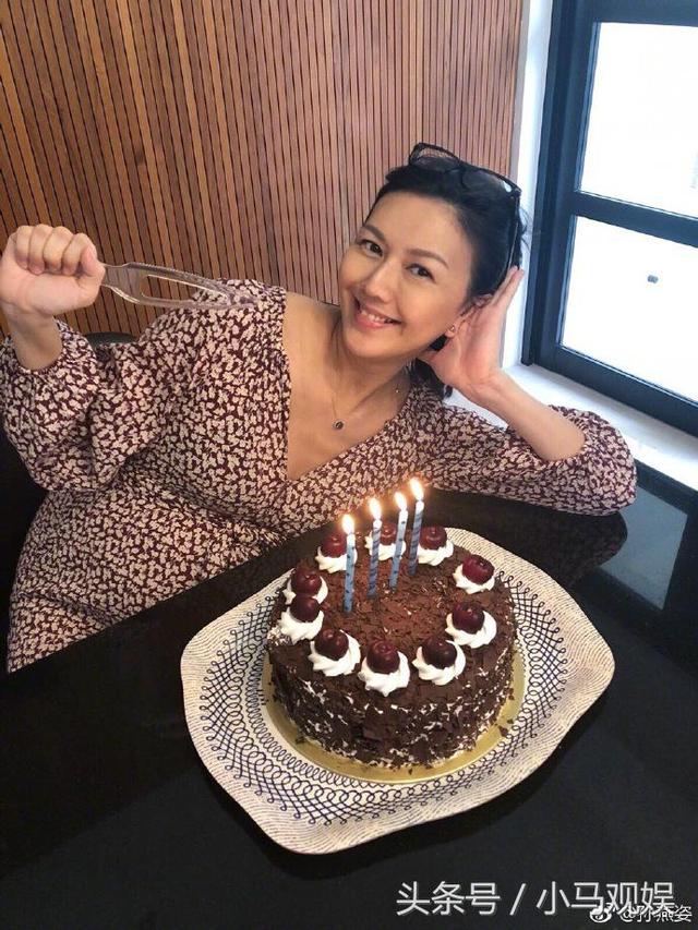 孙燕姿大肚如箩庆祝40岁生日，吐槽怀二胎腰酸肋骨痛，脚肿动作慢