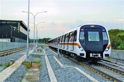 “中车四方造”无人驾驶地铁车辆驶向新加坡