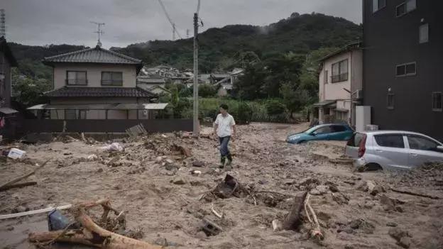 西日本豪雨夺命四大主因，安倍取消外访，加贺号投入救灾