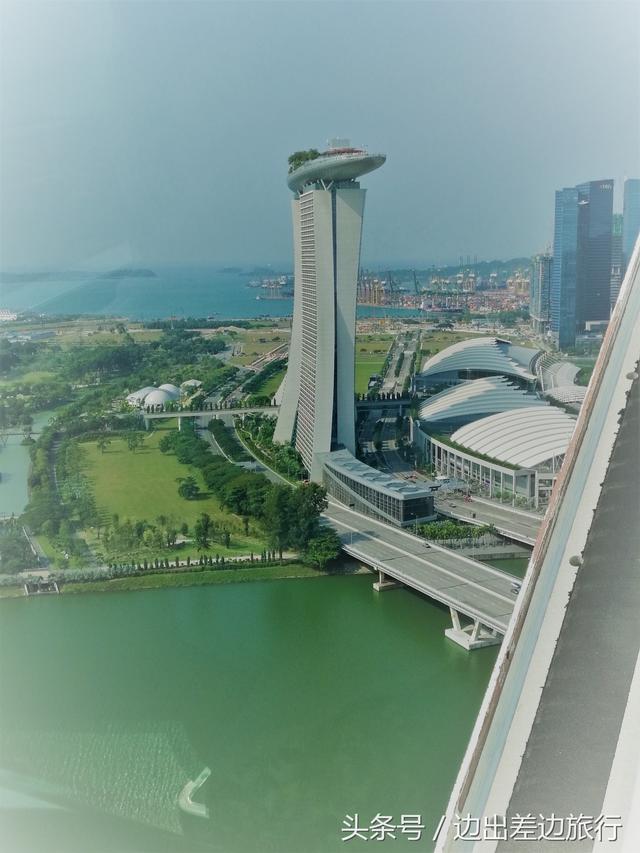 从摩天轮观看新加坡无边际泳池