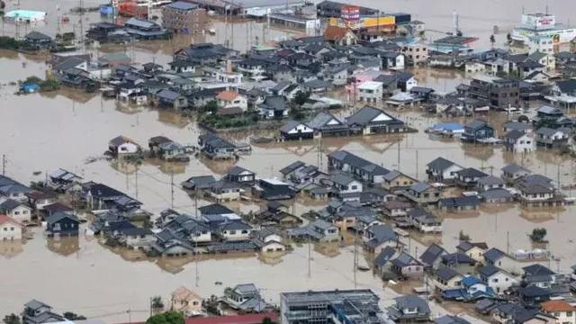 西日本豪雨夺命四大主因，安倍取消外访，加贺号投入救灾