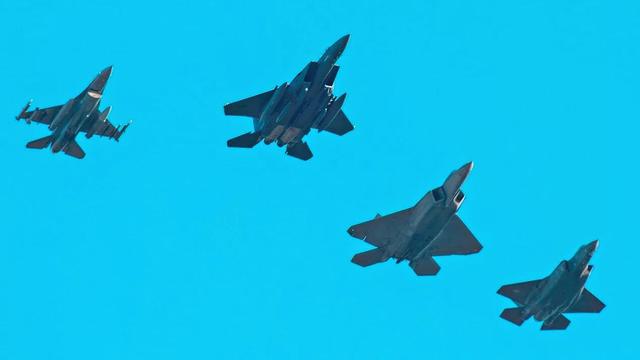 美国战机高低搭配神套路：高端机貌美如花，低端机赚钱养家