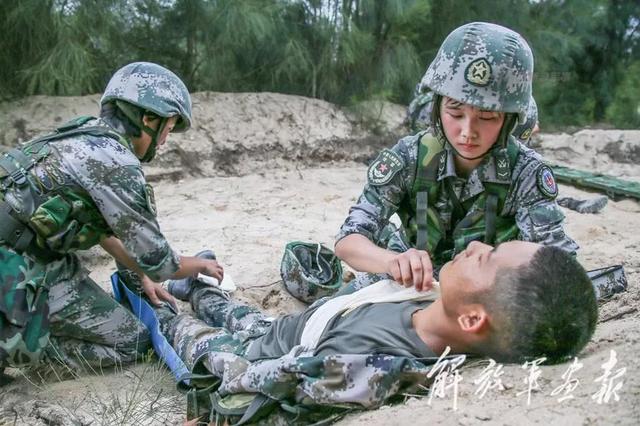 我军新型全地形车具有新加坡血统，帅气女兵一人就能驾驶