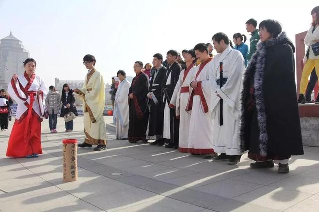 穿着汉服，他们想帮中国重回世界之巅