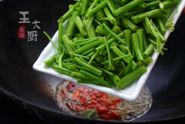 炒空心菜杆，这个是关键，香味独特，美味又下饭，上桌就抢光