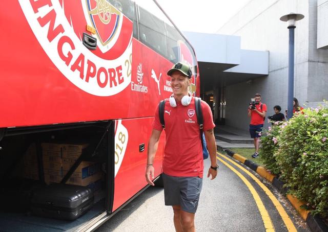 阿森纳抵达新加坡开始季前行，厄齐尔现身面带笑容