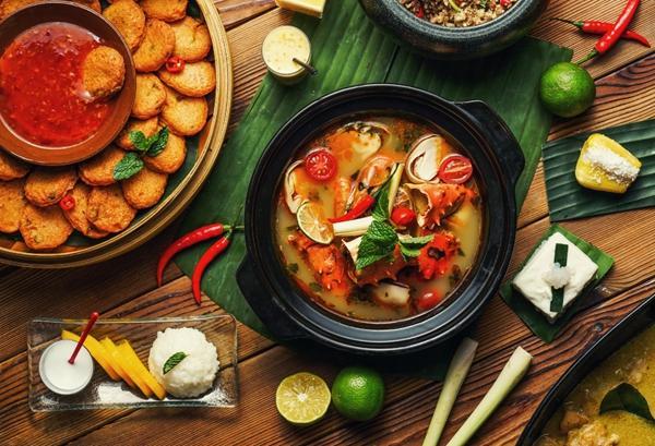 《暴食江湖》：他在上海闸北老丰阁，“独自吃了一整桌菜肴”
