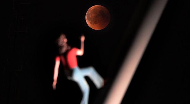 世纪月全食遇上火星冲：世人抬头看“红月亮”奇景